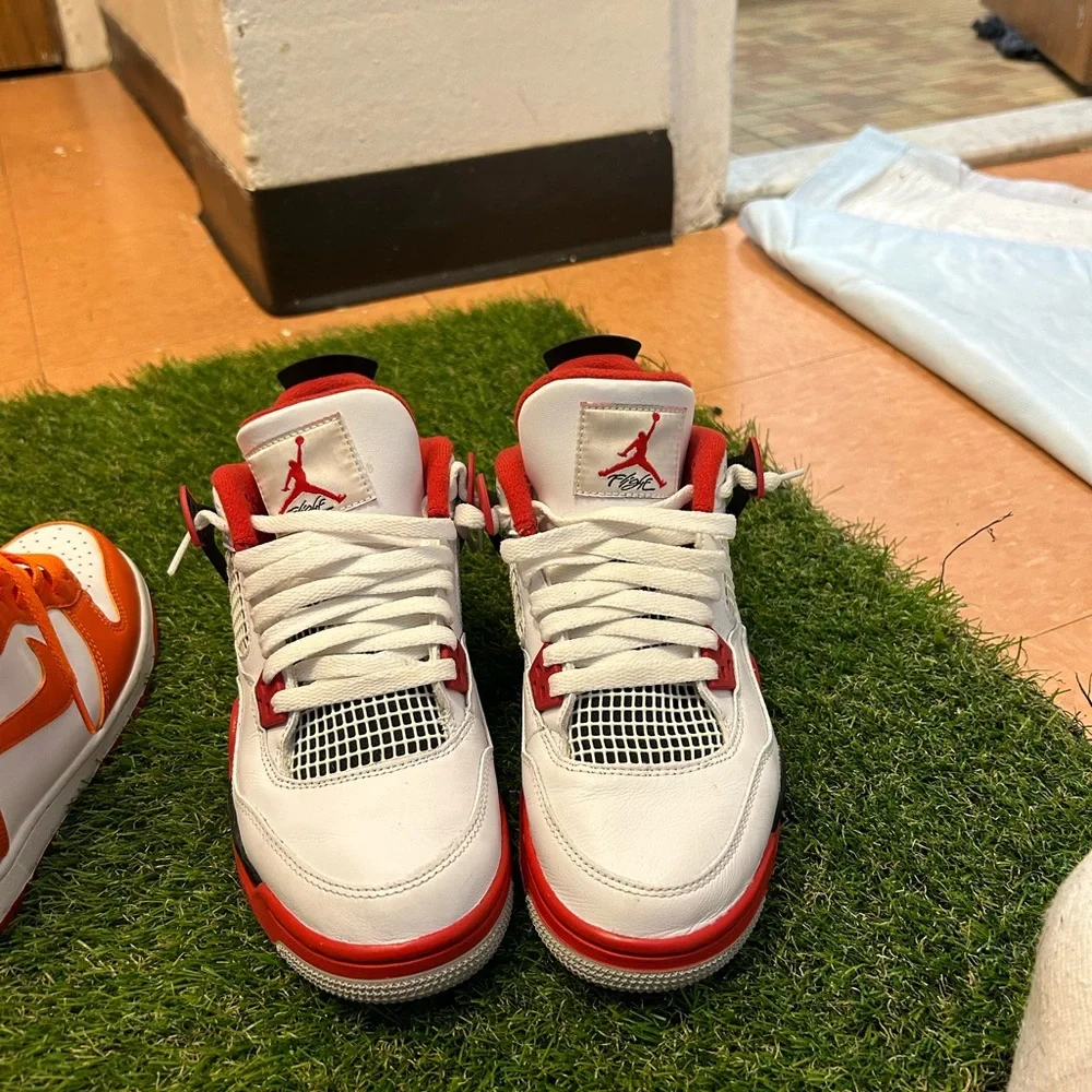 Retro 4s - Picture 1 of 5